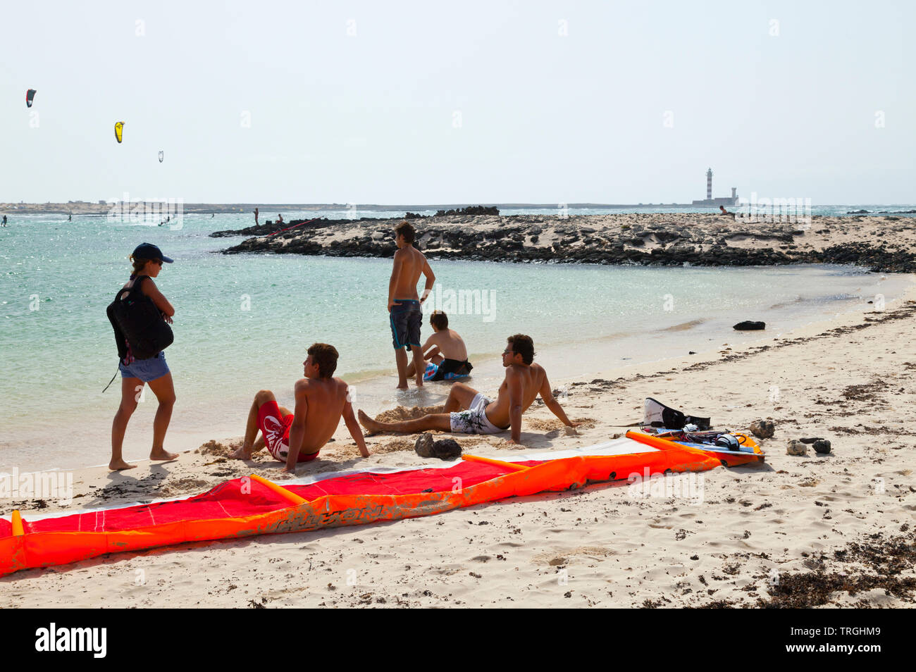 Kitesurf en Punta Willits. Al fondo El Faro de Tostón. Parque Natural de Corralejo. Isla Fuerteventura. Provinz Las Palmas. Islas Canarias. España Stockfoto