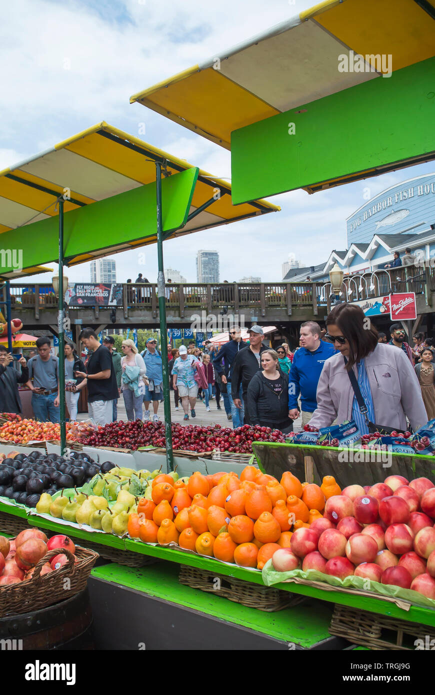 Einkaufen auf dem lokalen Farmer's Market - San Francisco Stockfoto