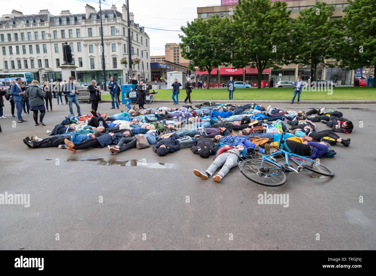 Glasgow, Schottland, Großbritannien. 5. Juni 2019. Klima Demonstranten aus der Gruppe Aussterben Rebellion Raffung am Tag der Umwelt auf dem George Square ein 'die Bühne - in "der amerikanische Präsident Donald Trump Staatsbesuch in Großbritannien zu widersetzen. Credit: Skully/Alamy leben Nachrichten Stockfoto