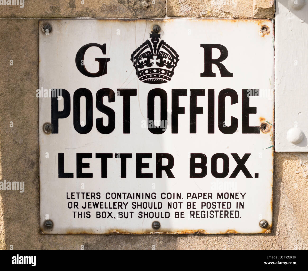 Emaille Schild G R Post Briefkasten in Lauder, Schottland, UK  Stockfotografie - Alamy