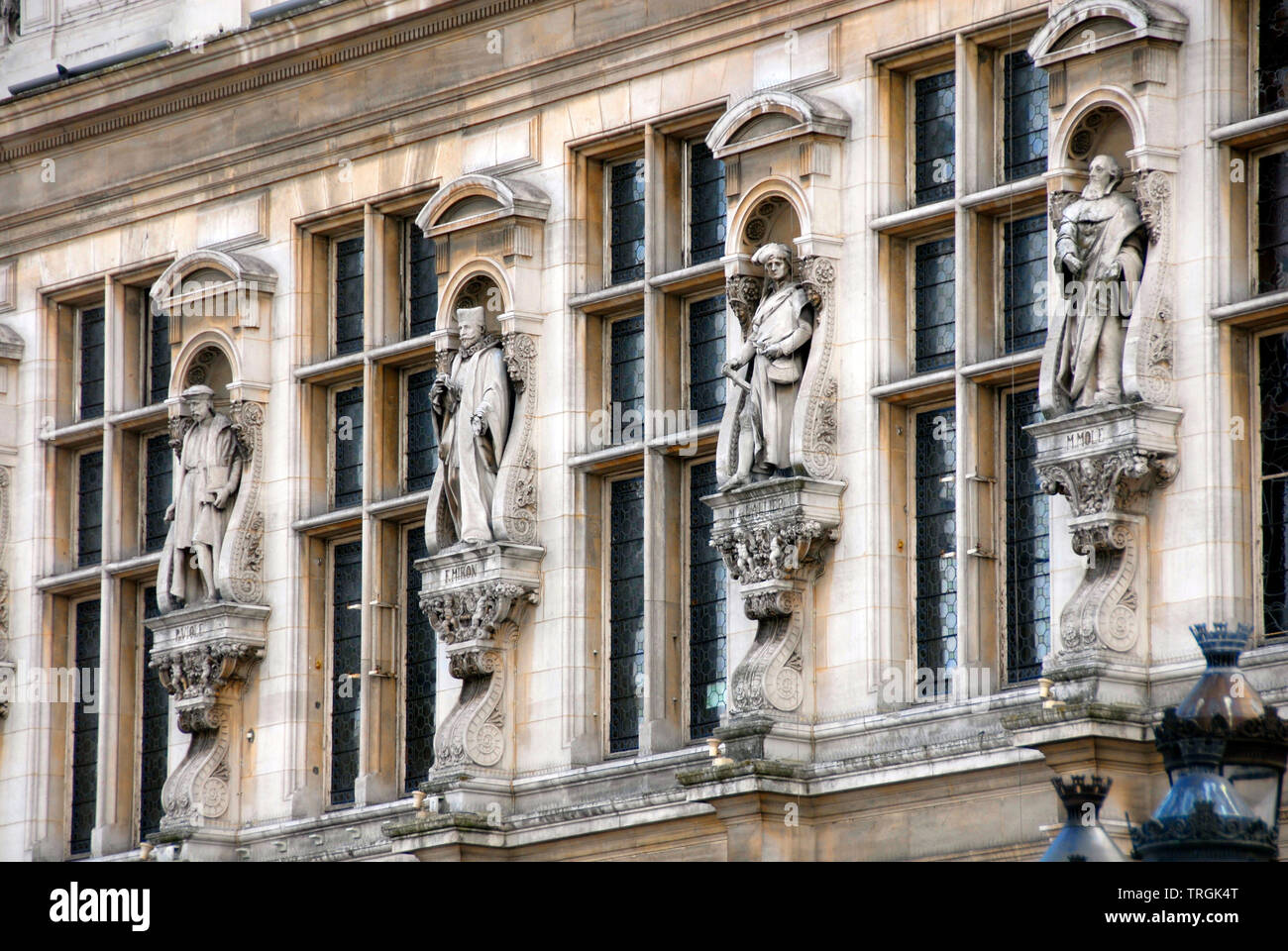 Vier Abbildungen auf der Vorderseite des Hotel de Ville, Paris, Frankreich Stockfoto