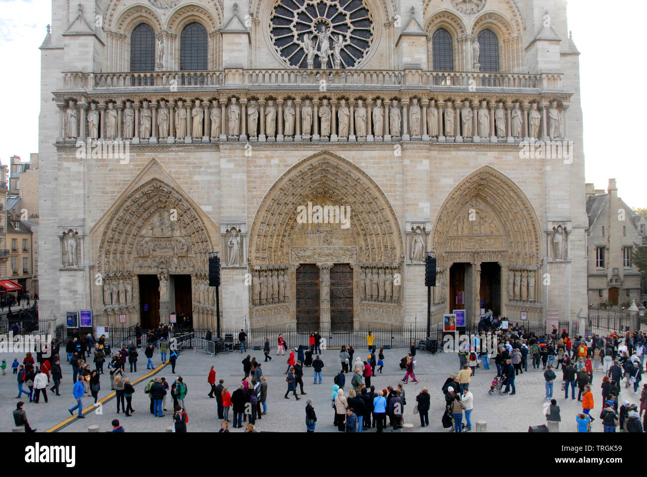 Menschenmassen vor der Kathedrale Notre Dame, Paris, Frankreich Stockfoto