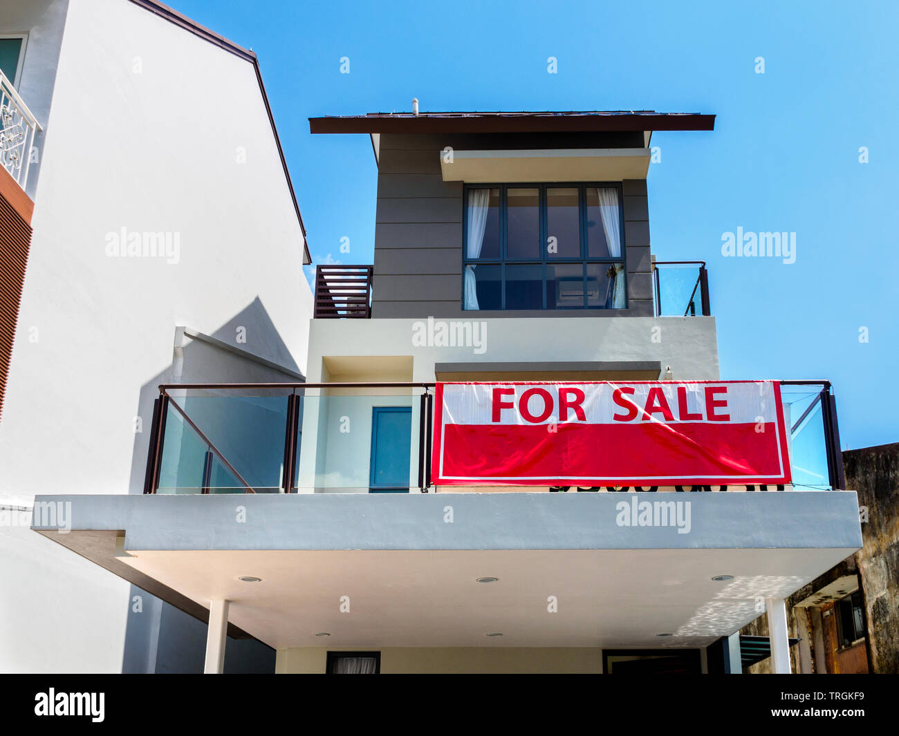 Singapur, 15. MÄRZ 2019 - Low Angle View Frontansicht eines Haus mit roten Schild "Zum Verkauf". Stockfoto