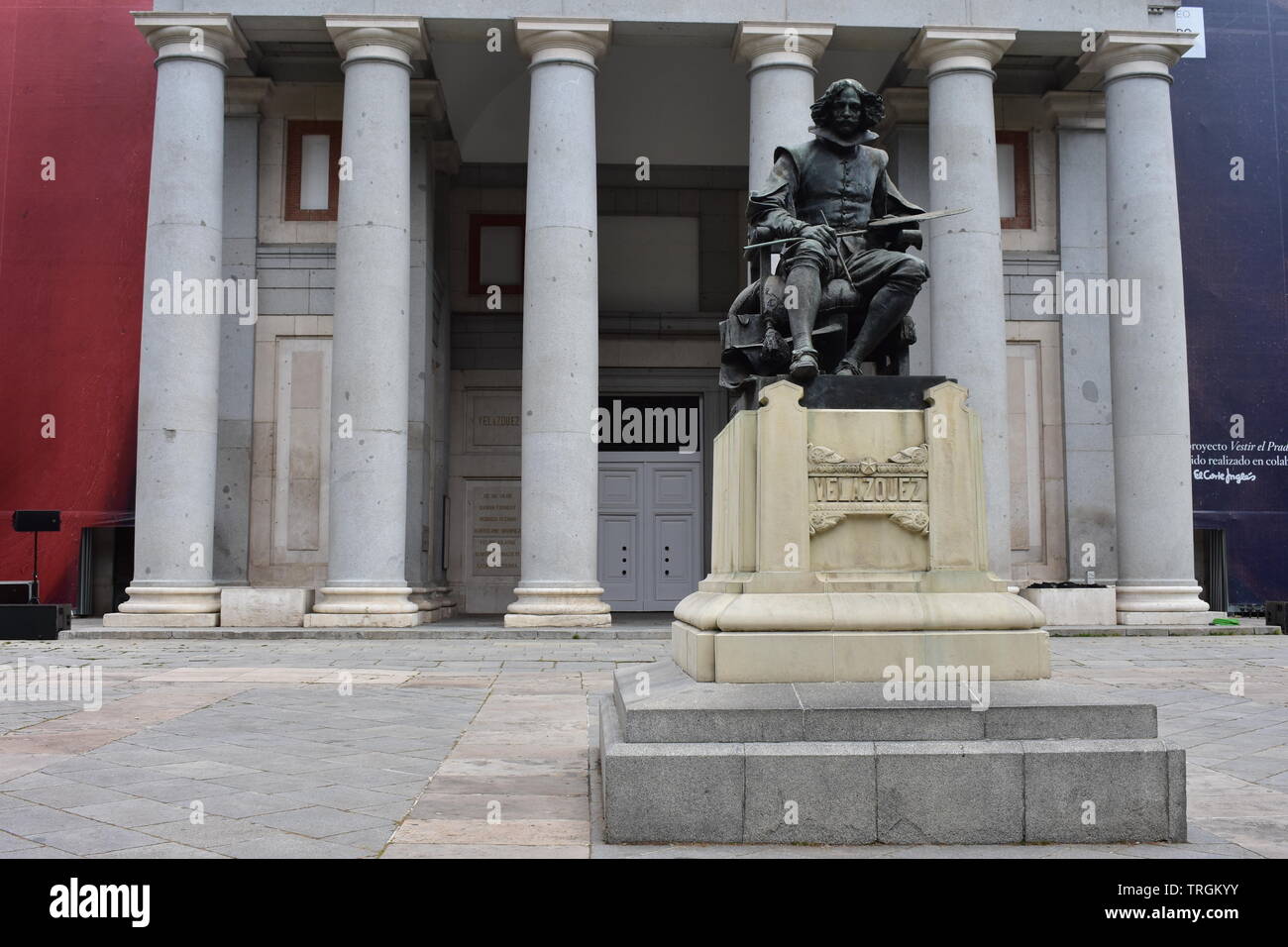 Blick zum Haupteingang und die Statue im Prado Museum in Madrid Stockfoto