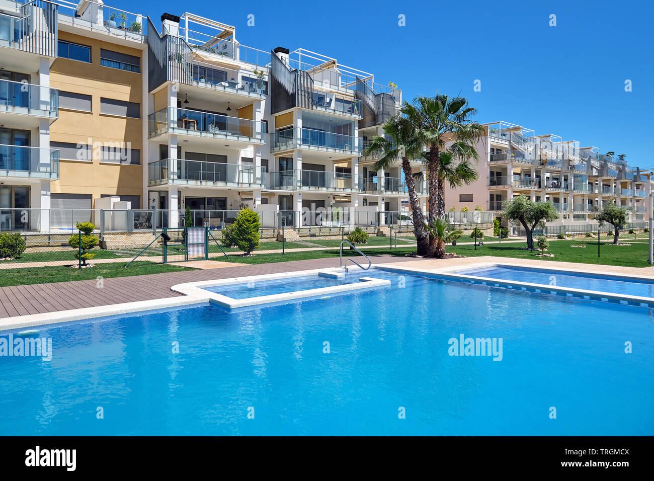 Torrevieja, Spanien - 24 April 2019: High Rise residential mehrstöckigen Haus Wohnanlage mit Swimmingpool, wasserseitige Ansicht geschlossen, keine Menschen. Provin Stockfoto