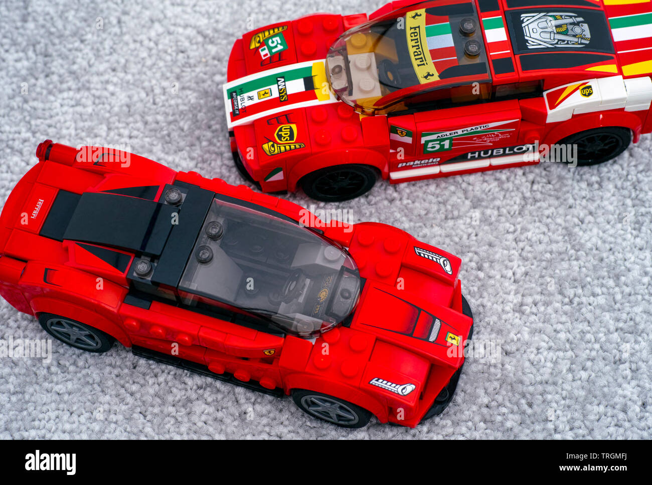 Tambow, Russische Föderation - April 11, 2019 Zwei Lego autos LaFerrari und Ferrari 458 Italia GT2 von LEGO Speed Meister. Stockfoto