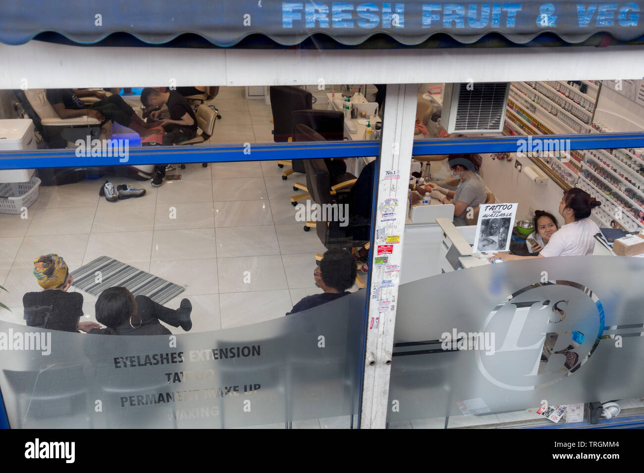 Luftaufnahme in ein Nagelstudio und Tattoo auf der Walworth Road in Southwark, am 30. Mai 2019 in London, England. Stockfoto