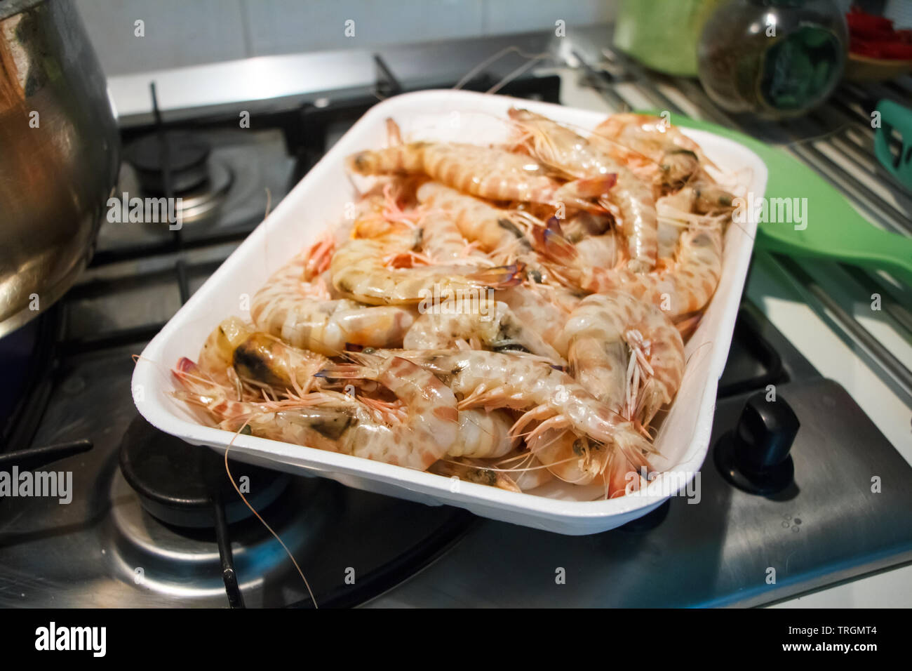 Große frische Garnelen auf einer Platte in einer normalen Küche bereit für Kochen, selektiven Fokus Stockfoto