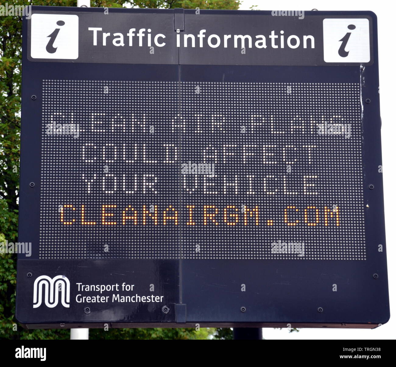 Ein Verkehrsschild in Manchester, Großbritannien, trägt dazu bei, den Greater Manchester Clean Air Plan zur Verringerung der Luftverschmutzung zu bewerben Stockfoto