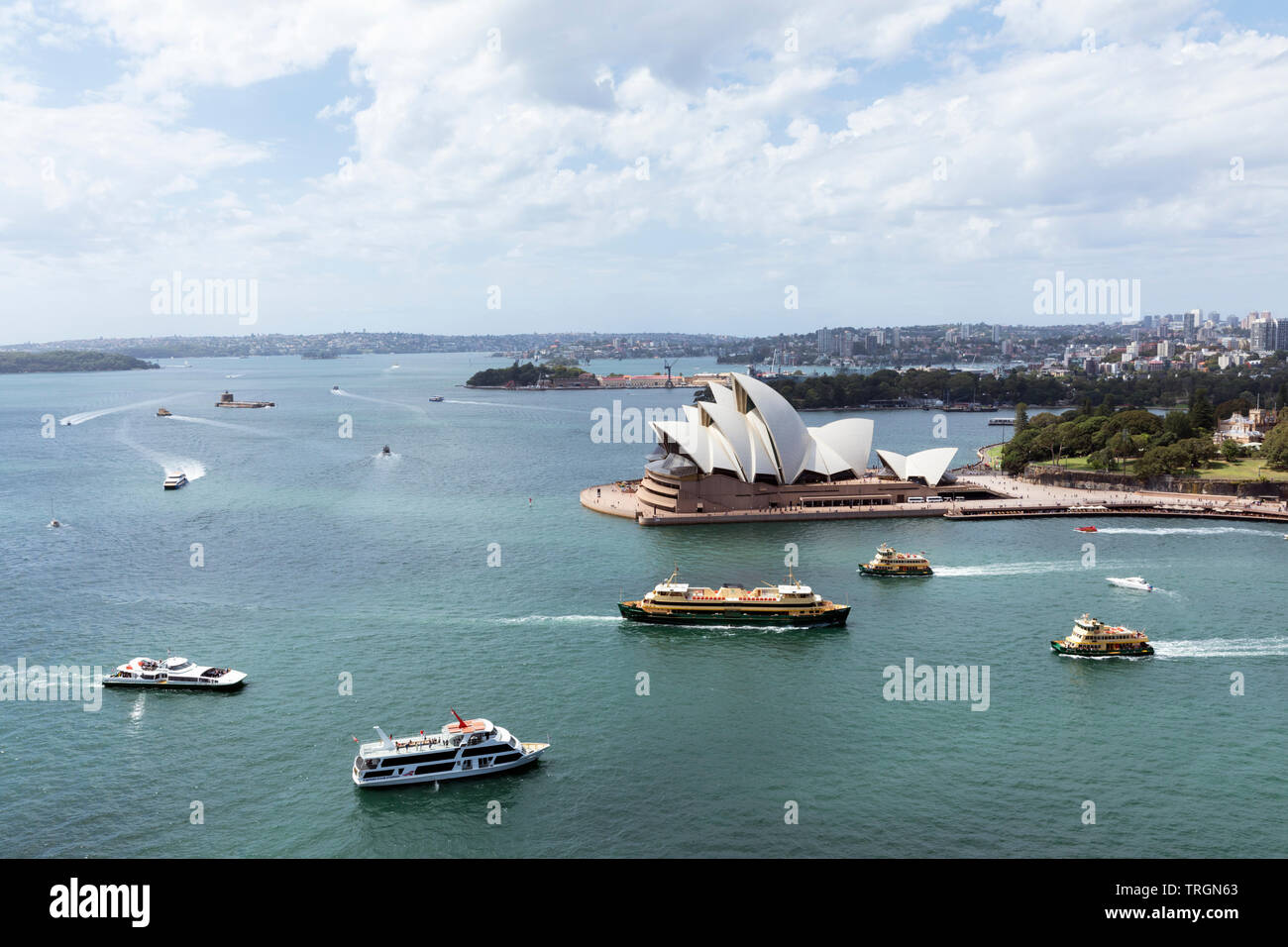 Australien, NEW SOUTH WALES, Sydney, Sydney Opera House, entworfen vom dänischen Architekten Jorn Utzon und im Oktober 1973 eröffnet, Sydney Harbour und den Fähren Stockfoto