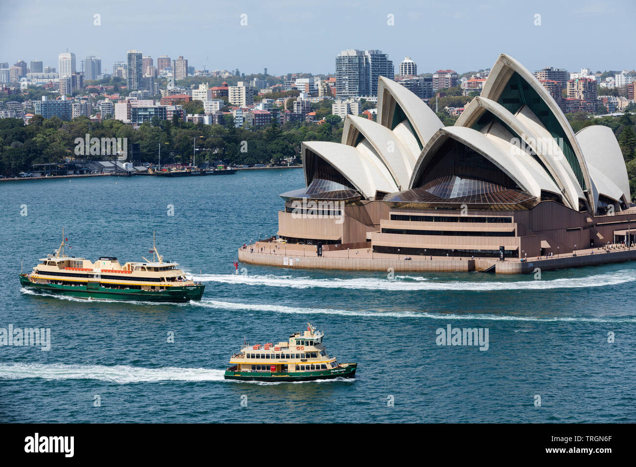 Australien, NEW SOUTH WALES, Sydney, Sydney Opera House, entworfen vom dänischen Architekten Jorn Utzon und im Oktober 1973 eröffnet, Sydney Harbour und Fährverbindungen. Stockfoto