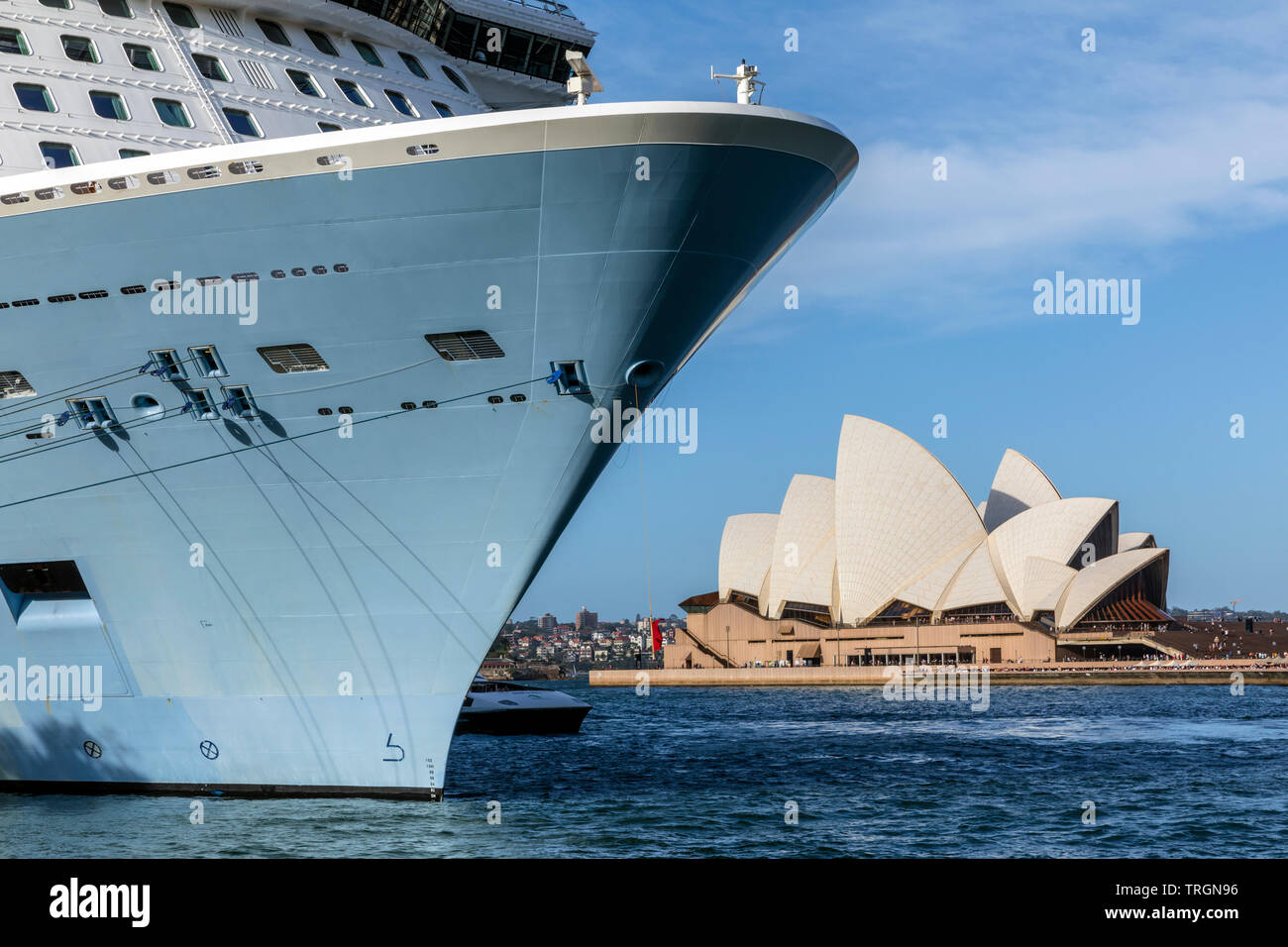 Australien, NEW SOUTH WALES, Sydney, Sydney Opera House, entworfen vom dänischen Architekten Jorn Utzon und im Oktober 1973 eröffnet und Kreuzfahrtschiff im Hafen Stockfoto