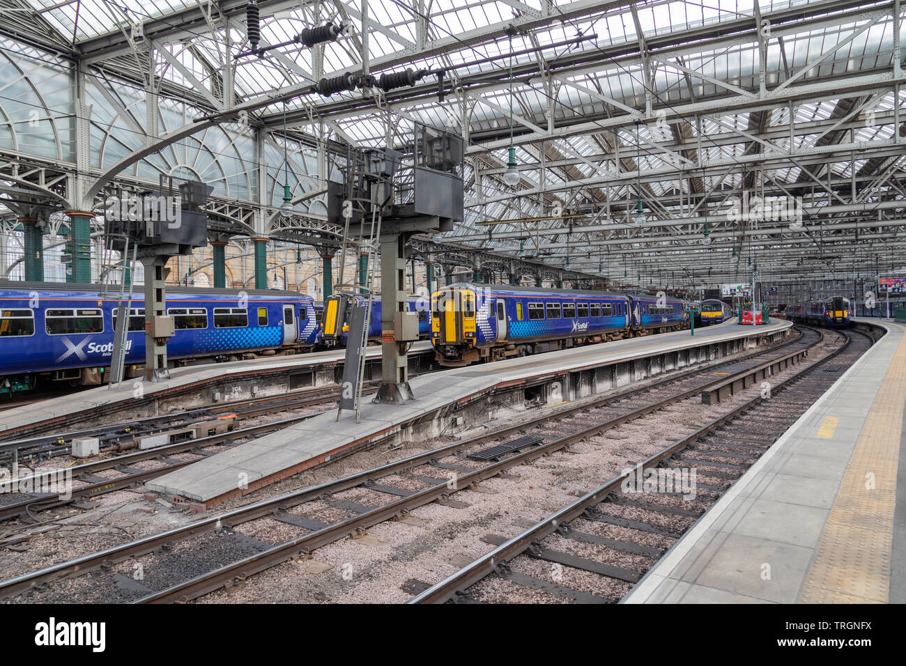 In Glasgow Central Station zeigen eine Auswahl von blue Scotrail Züge Stockfoto