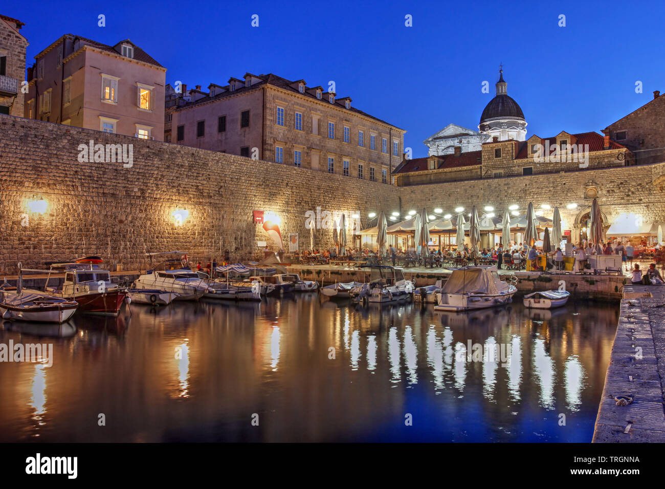 Nachtleben im alten Hafen von Dubrovnik, Kroatien ein UNESCO Weltkulturerbe. Stockfoto