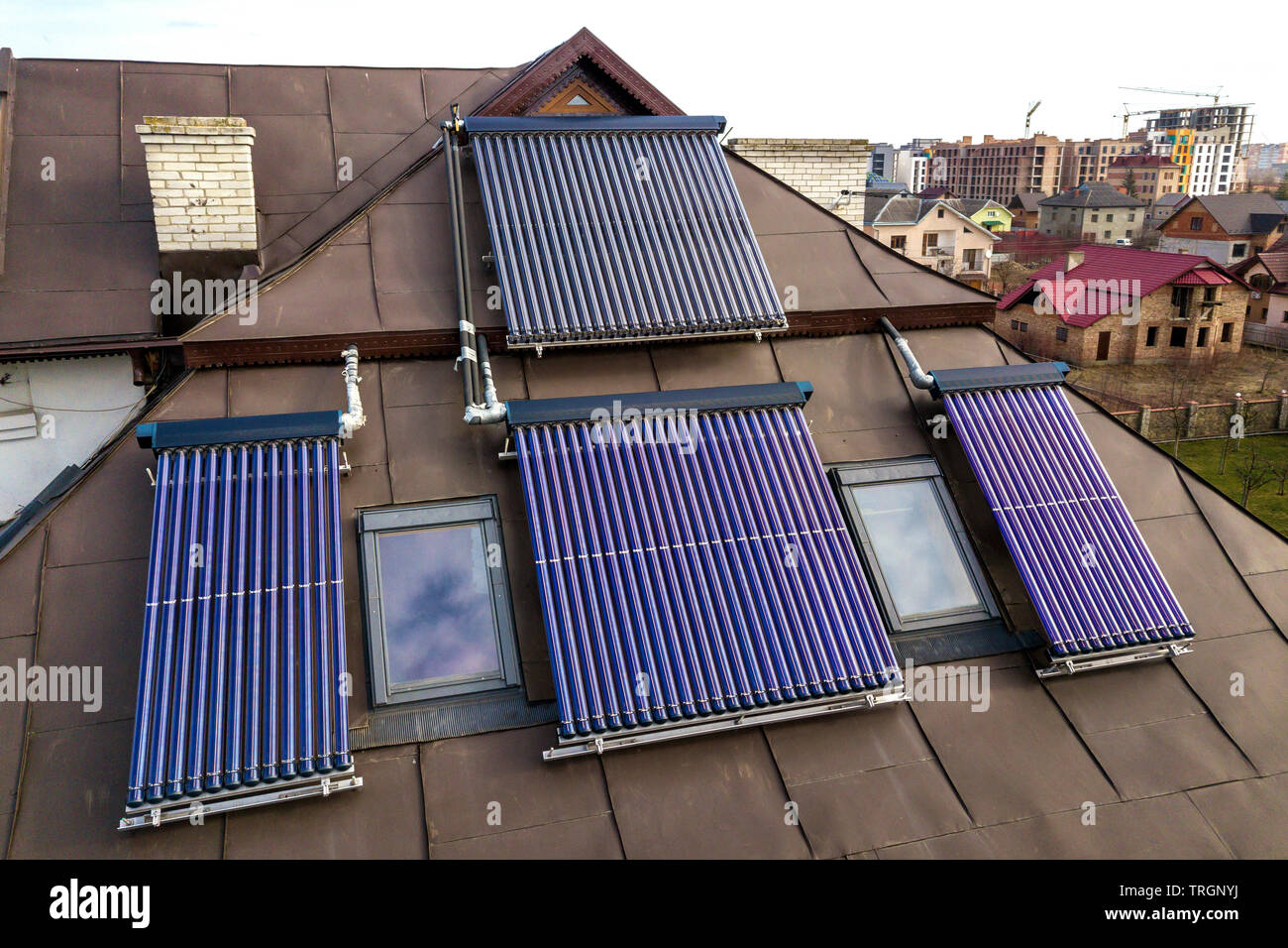 Solare Wasser-Heizung-System auf haus dach. Boiler, alternative ökologische  Sonne Energie generator Stockfotografie - Alamy