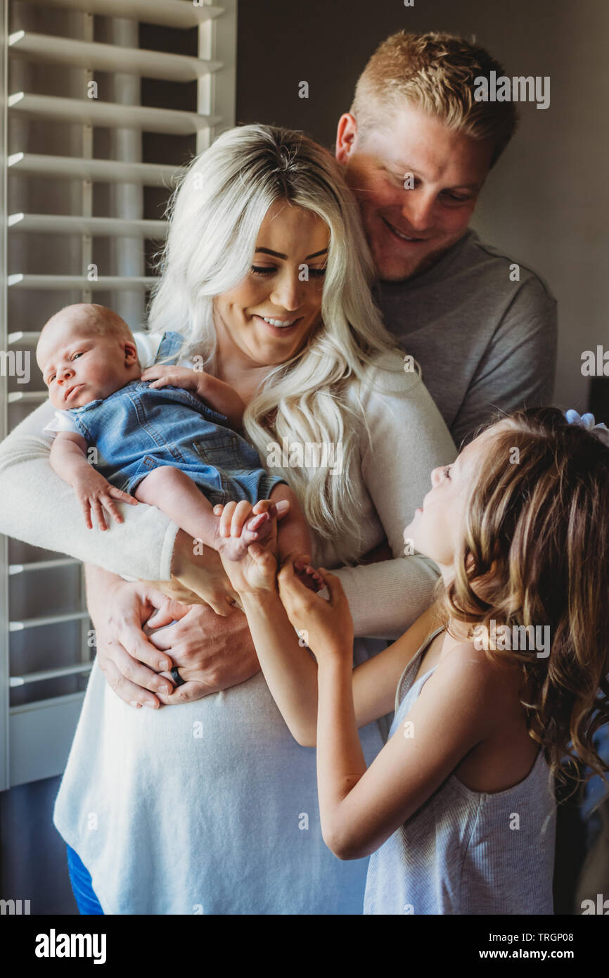 Familie zu Hause mit einem neuen Baby im Kinderzimmer Stockfoto