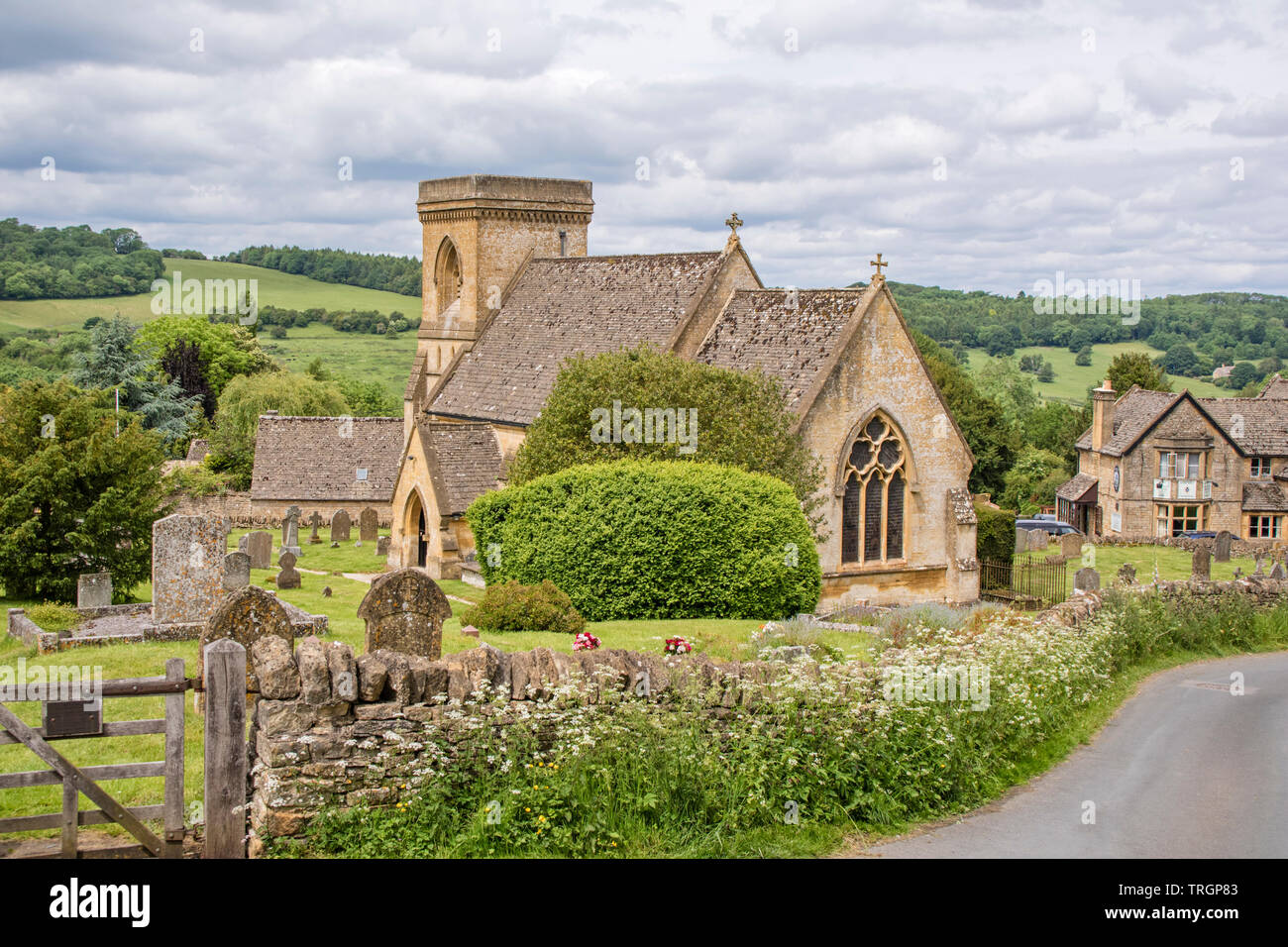 Die Cotswold Dorf Snowshill und St. Barnabas Kirche, Worcestershire, England, Großbritannien Stockfoto