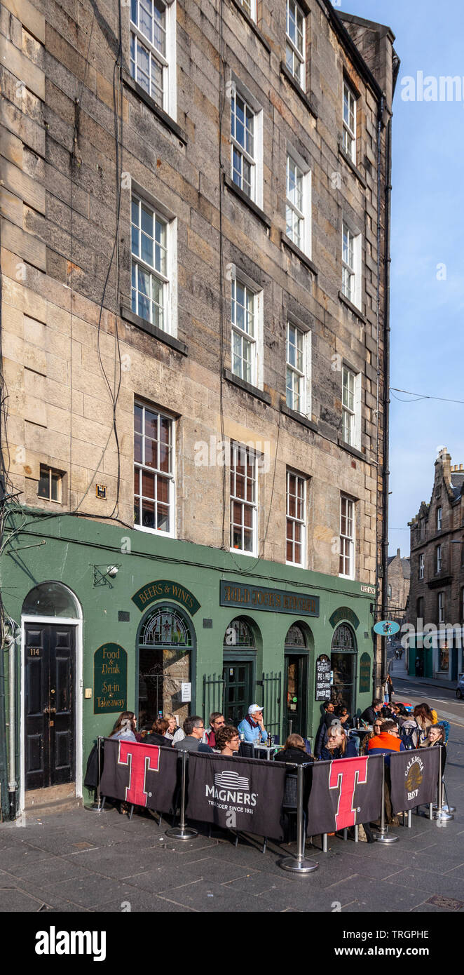 Kunden in der Sitzecke im Freien außerhalb der Auld Jock Küche, ein Pub seving Essen in West Bogen in den Grassmarket Lage in der Altstadt von Edinburgh. Stockfoto