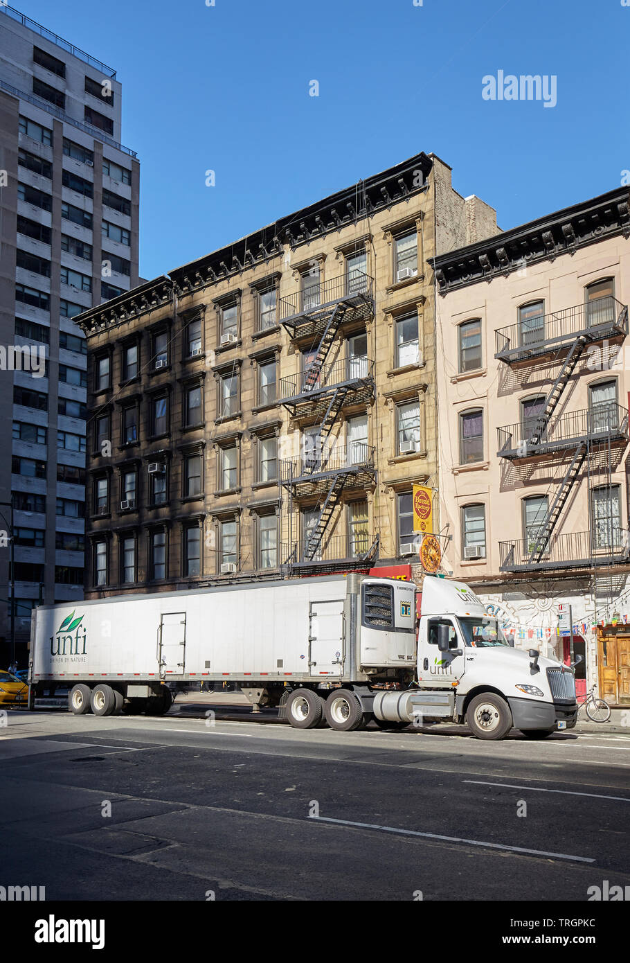 New York, USA - 30. Juni 2018: Auflieger Lkw geparkt auf einer Straße von Manhattan. Stockfoto