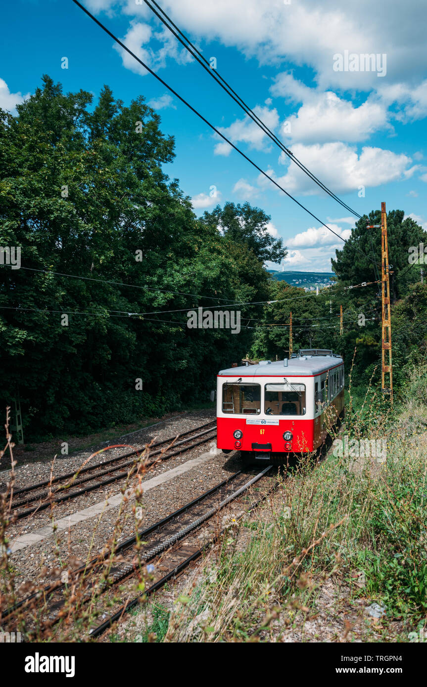 Zahnradbahn an einem Bahnhof in Budapest Stockfoto