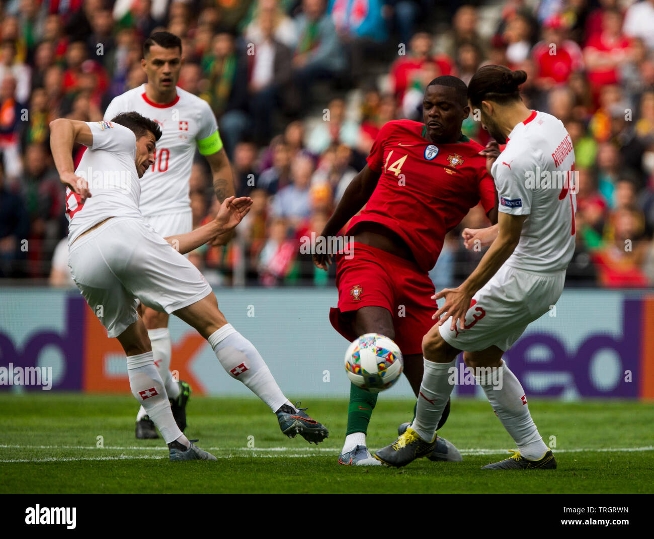 William Carvalho von POR konkurriert gegen Rodriguez von SUI Stockfoto