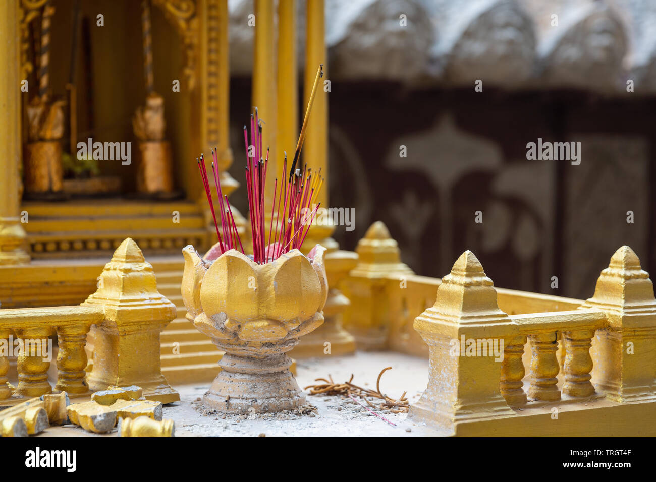 Rauchopfer innerhalb einer golden spirit House in der Nähe von Temple in Phnom Penh, Kambodscha, Indochina, Südostasien, Asien Stockfoto