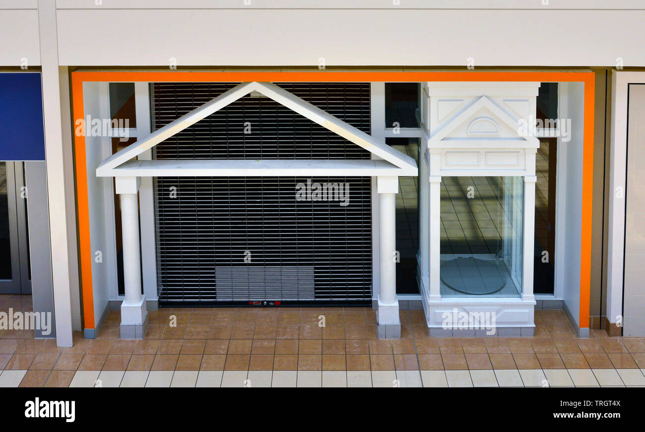 Geschlossene und offene Geschäfte in einem geschlossenen Shopping Mall Stockfoto