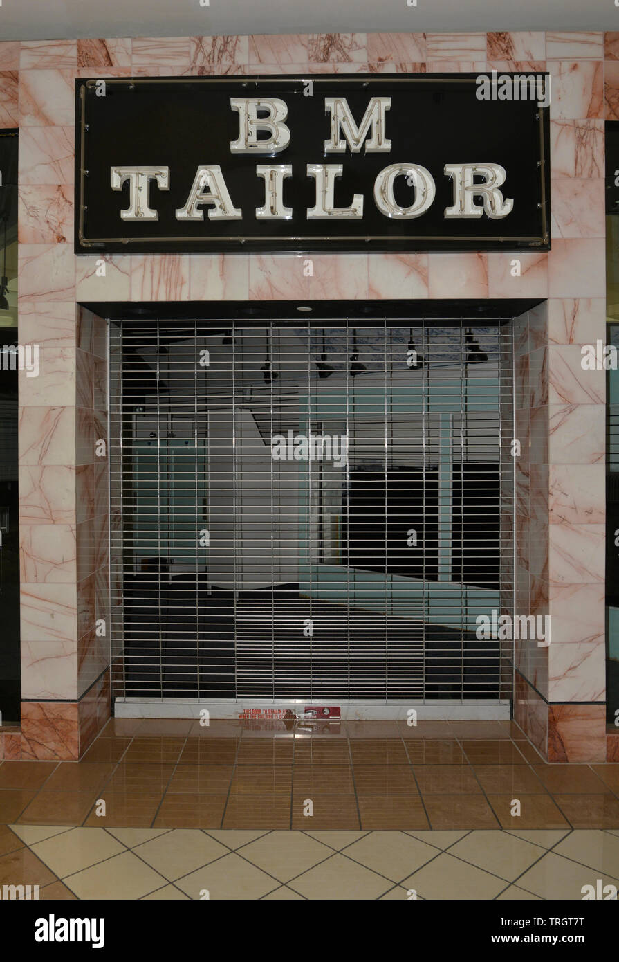 Geschlossene und offene Geschäfte in einem geschlossenen Shopping Mall Stockfoto