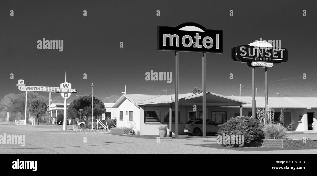 Moriarity, New Mexiko - Februar 2, 2019: Zeichen der Sunset Motel an der historischen Route 66, Zeichen, Motel, und Wittling Bros. Service Station in der Stockfoto