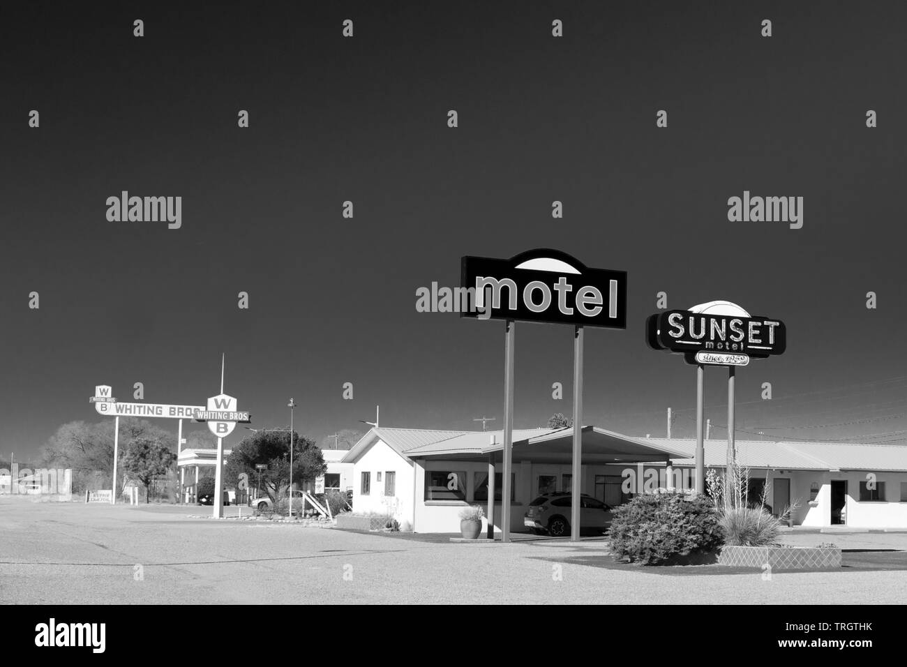 Moriarty, New Mexiko - Februar 2, 2019: Zeichen der Sunset Motel an der historischen Route 66, Zeichen, Motel, und Wittling Bros. Service Station. Stockfoto