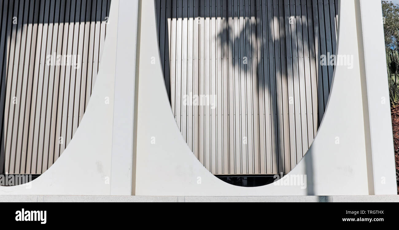 Der Schatten einer Palme wird auf die moderne Architektur der Mitte des Jahrhunderts des historischen Chase Bank Gebäudes in Palm Springs, Kalifornien projiziert. Stockfoto