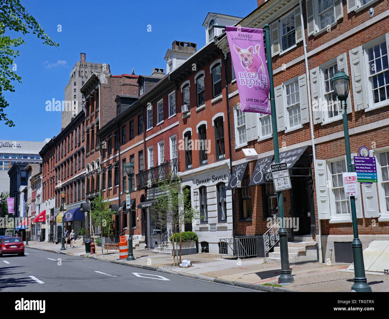 PHILADELPHIA - Mai 2019: Walnut Street im Zentrum der Stadt hat eine lebendige kommerziellen Szene bewahren zahlreiche historische Gebäude aus dem 19. Jahrhundert. Stockfoto