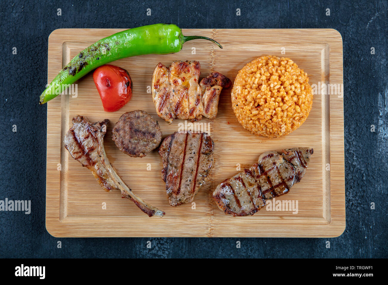 Türkische Küche, Mixed Grill auf hölzernen Servierteller, Steak ...