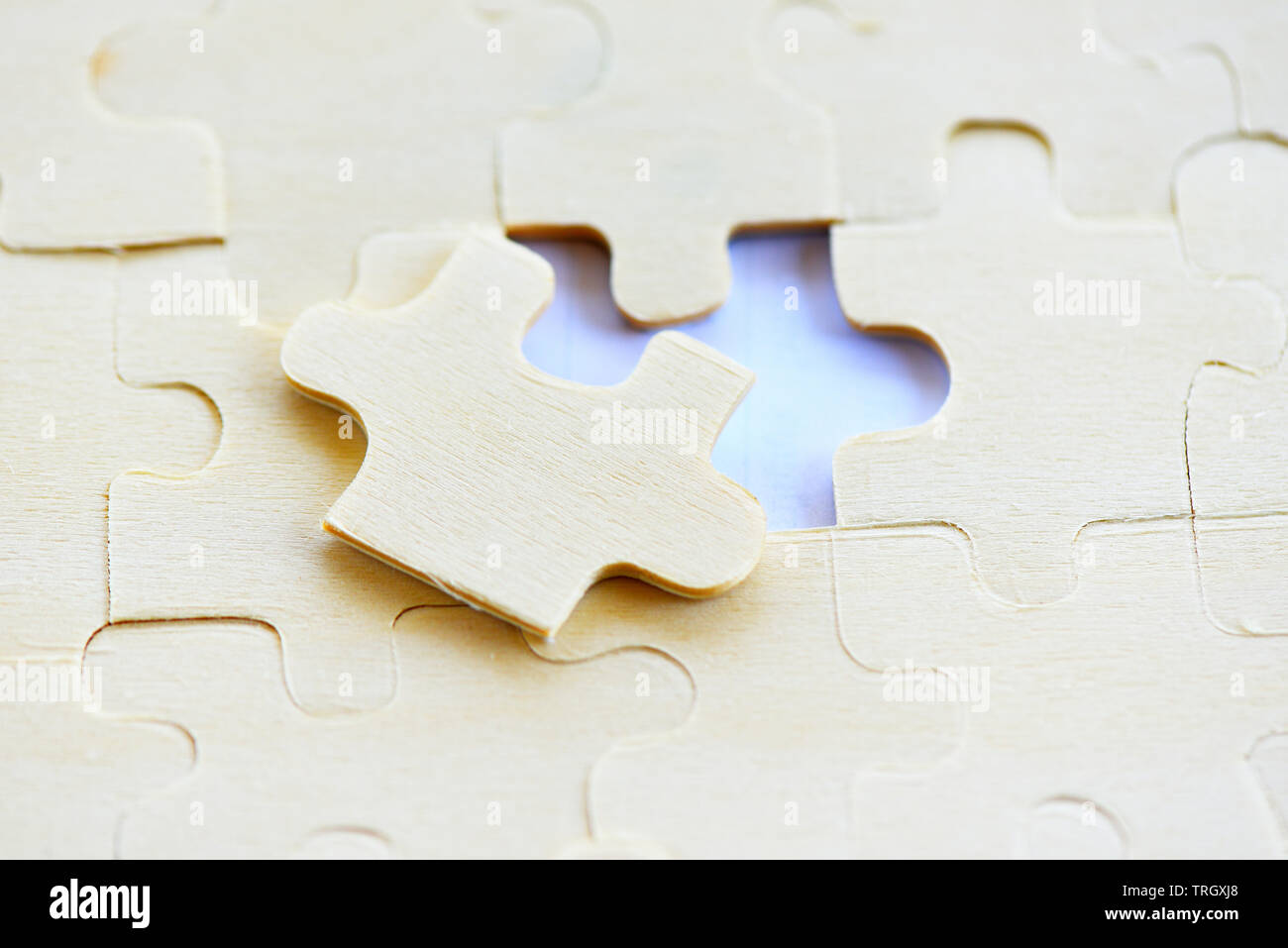 Puzzle auf weißem Hintergrund Top View/Puzzlestück Anschluss business  solutions Erfolg und Strategie Konzept Stockfotografie - Alamy