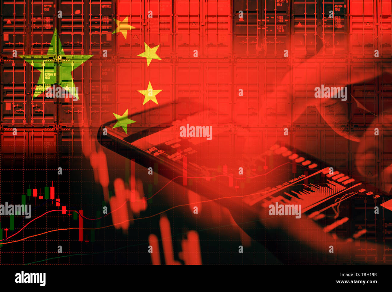 China Börse/Shanghai Stock Exchange Krise Wirtschaft und Handel Krieg - Geschäftsmann Smartphone in der Hand Handel online und Containerschiff in Ex Stockfoto