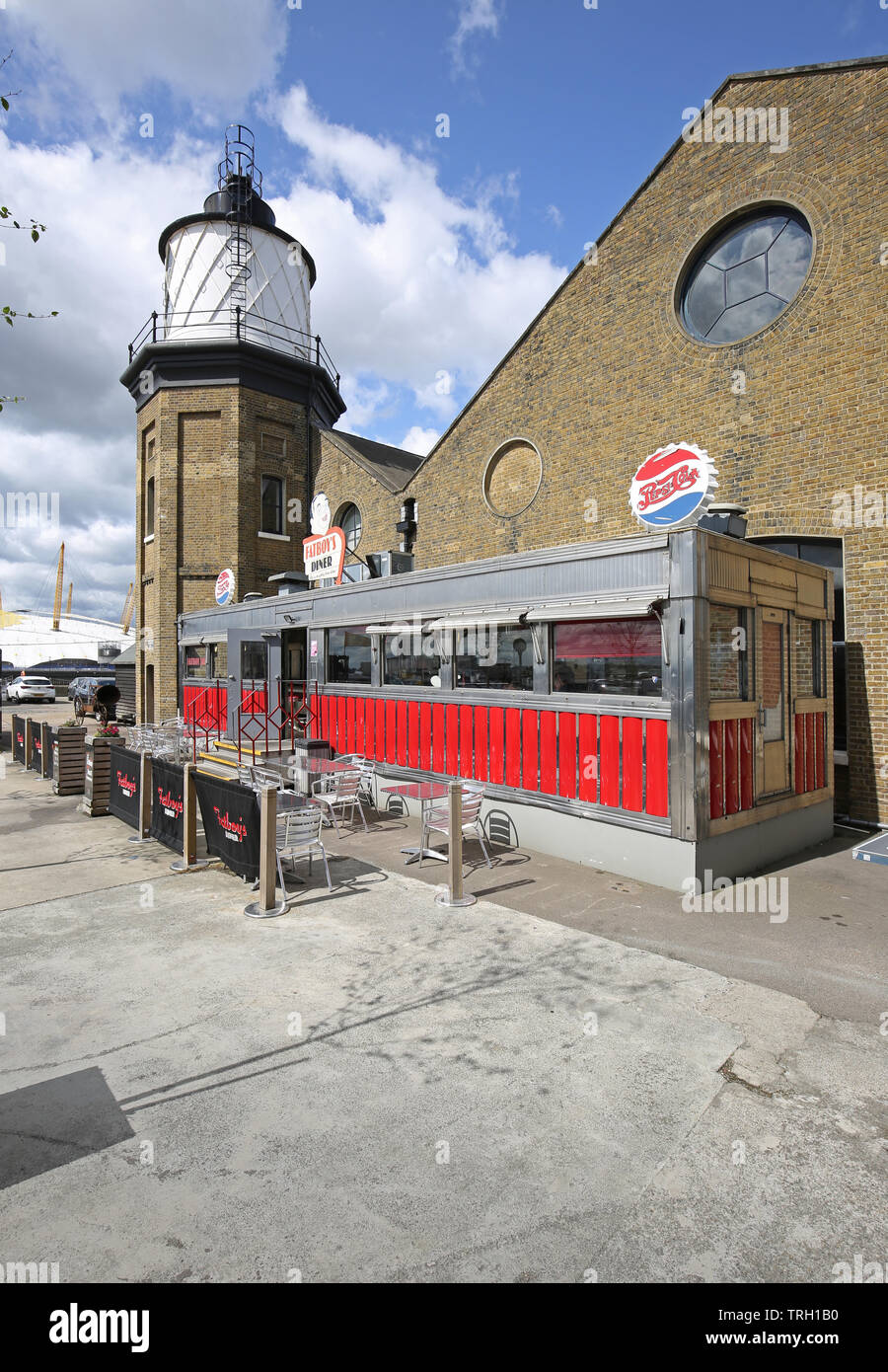Fat Boys Diner, das im amerikanischen Stil Café am Trinity Buoy Wharf neben der Themse in London, UK zeigen Trinity House Leuchtturm darüber hinaus. Stockfoto