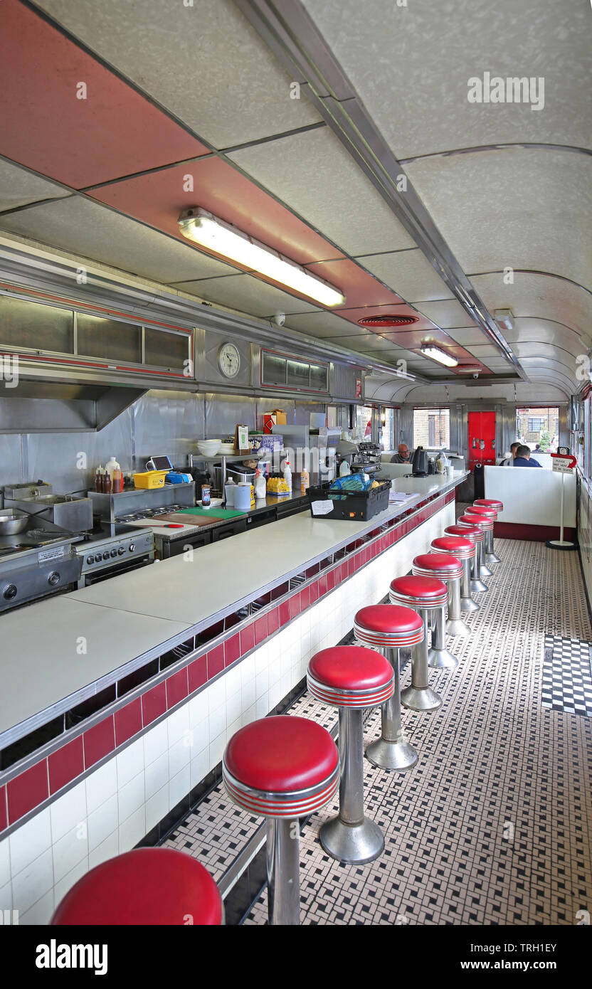 Innenraum der Fat Boys Diner, das im amerikanischen Stil Café und Restaurant am Trinity Buoy Wharf neben der Themse in London, UK. Stockfoto