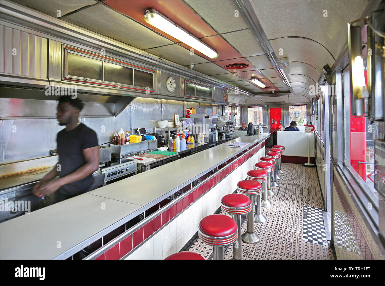 Inneneinrichtung von Fat Boys Diner, dem Café und Restaurant im amerikanischen Stil im Trinity Buoy Wharf neben der Themse in Canning Town in London, Großbritannien. Stockfoto