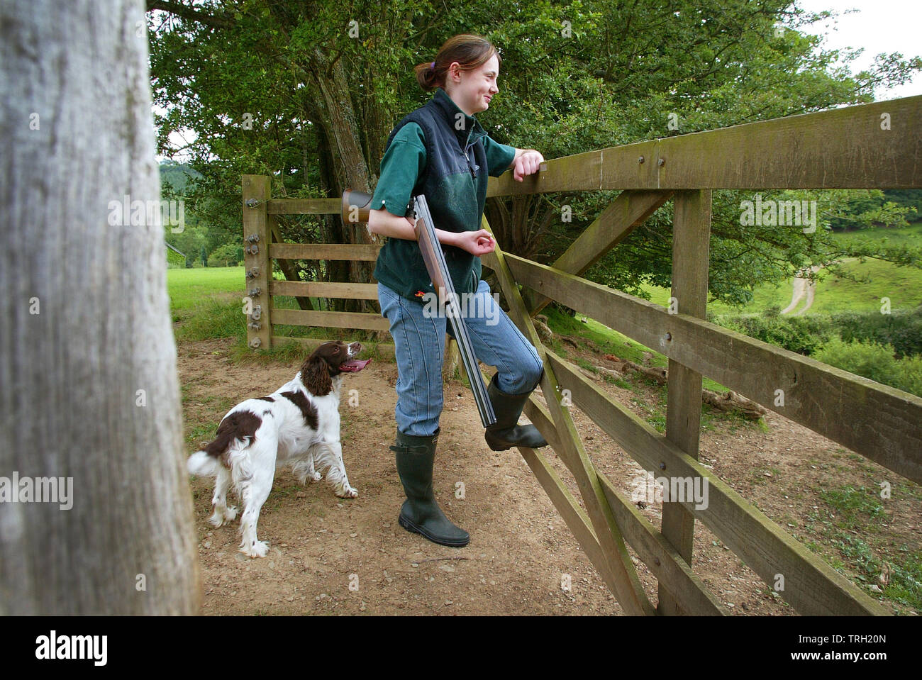 05.07.2003 - in der Hoffnung, einen jagdaufseher zu werden, 15 Jahre alte Sarah Jane Turner mit ihrem Hund Kestral. Stockfoto