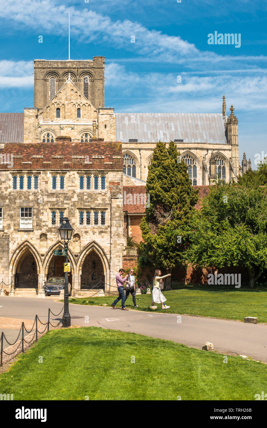 Kathedrale mit der Kathedrale auf der Rückseite. Winchester, Hampshire, England, UK. Stockfoto