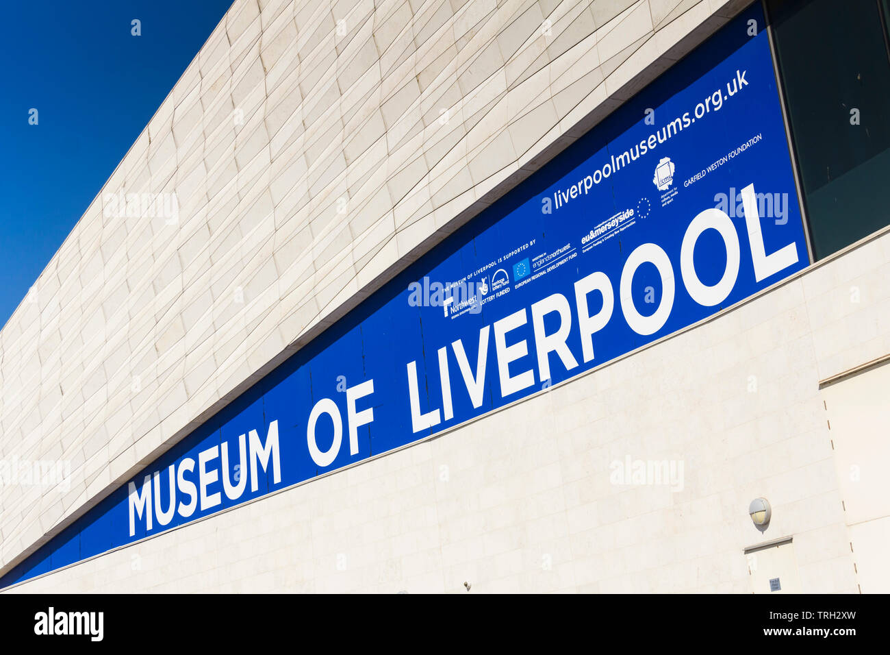 Museum von Liverpool Zeichen auf das Äußere des Gebäudes, Gutschrift der verschiedenen britischen regionalen, Heritage Lottery Fund und der Europäischen Entwicklungsfonds für das Projekt Stockfoto