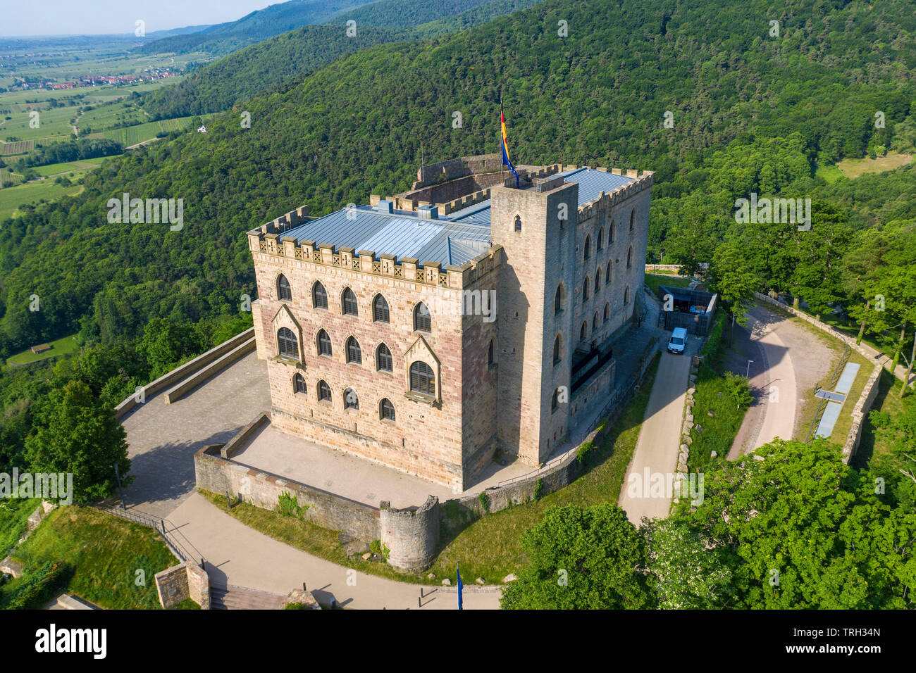 Luftbild des Hambacher Schloss (Deutsch: Hambacher Schloss), ein Symbol der Deutschen Demokratie, Neustadt an der Weinstraße, Rheinland-Pfalz, Deutschland Stockfoto