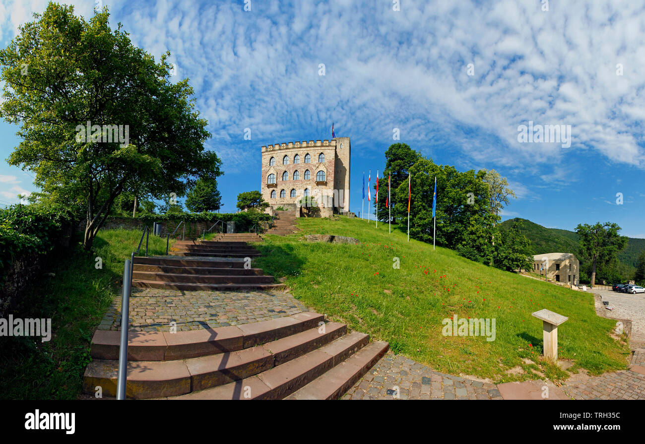 Das Hambacher Schloss (Deutsch: Hambacher Schloss), Symbol der Deutschen Demokratiebewegung, Neustadt an der Weinstraße, Rheinland-Pfalz, Deutschland Stockfoto