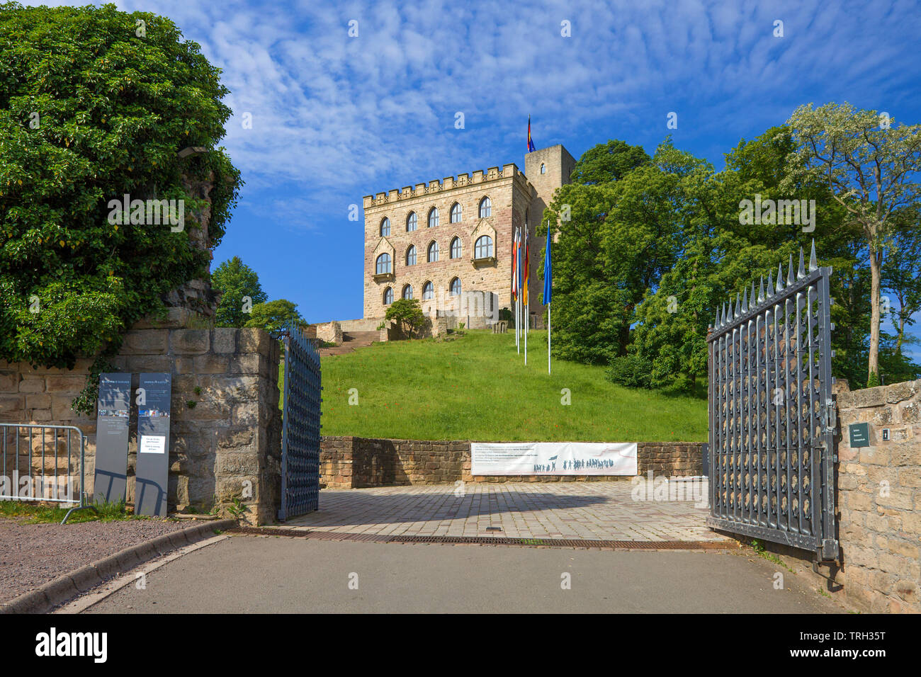Das Hambacher Schloss (Deutsch: Hambacher Schloss), Symbol der Deutschen Demokratiebewegung, Neustadt an der Weinstraße, Rheinland-Pfalz, Deutschland Stockfoto