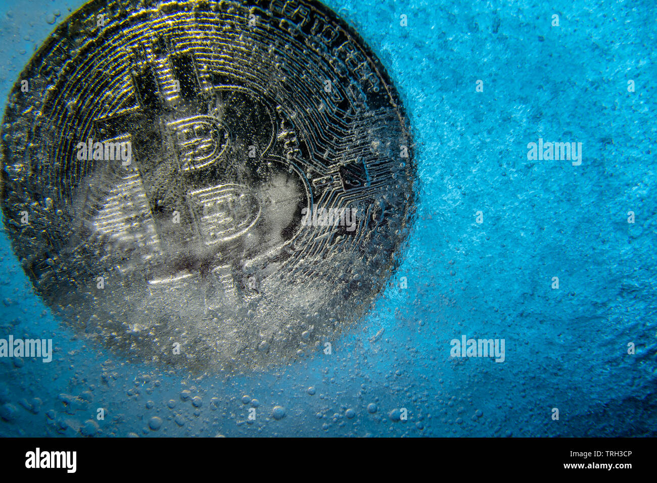 Silber Bitcoin Bit Munze Online Digitale Wahrung In Der Blauen Eis - 