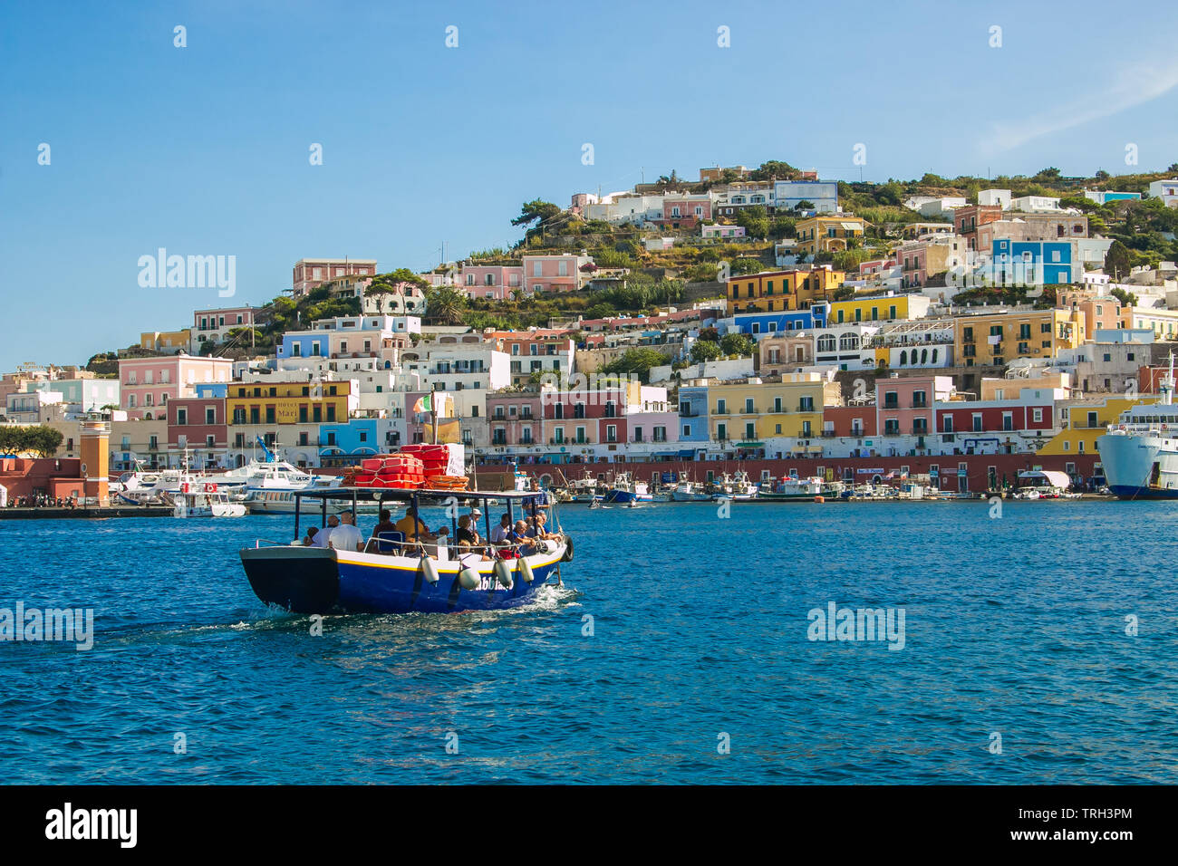 PONZA ITALIEN - September 16, 2018: Sommer Blick auf kleine Boot mit Touristen auf die Insel Ponza, Latium, Italien Stockfoto