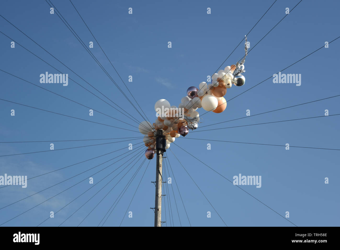 Luftballons im Telefon Kabel verfangen Stockfoto