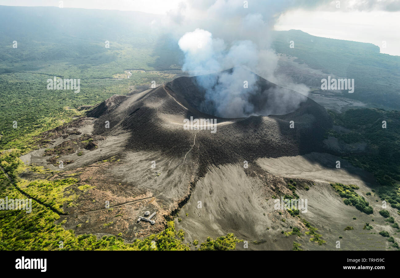 Luftaufnahme des Rauchens Mt Yasur Vulkan, der Ausbrechenden für Hunderte von Jahren gewesen ist, Insel Tanna, Vanuatu Stockfoto