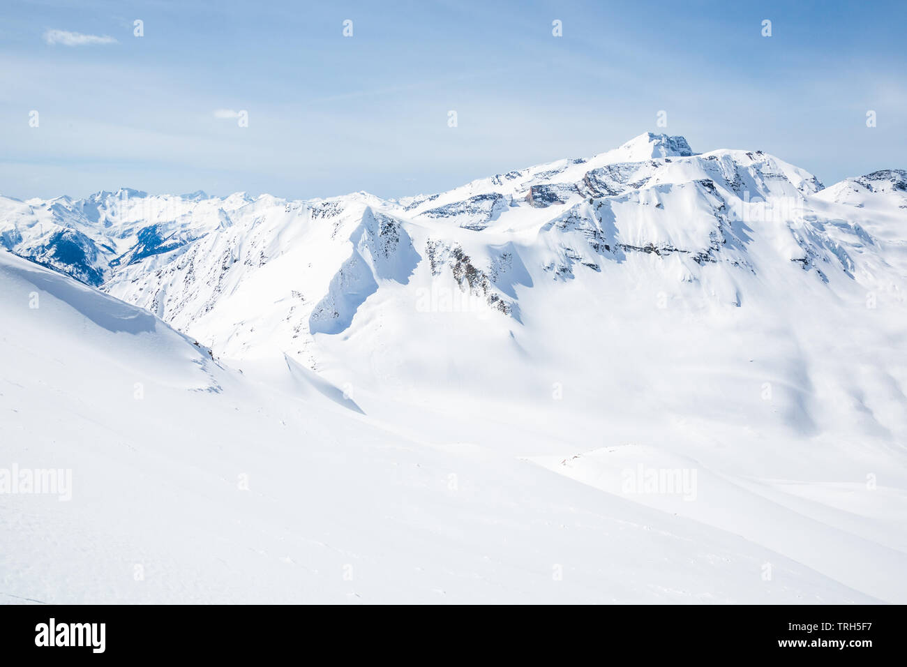 Auf der Suche bei Asulkan Pass und die Sieben Schritte zum Paradies Ski Linie in der Nähe des Rogers Pass in den kanadischen Rockies. Eine von hte 50 klassische Ski Abfahrten von Stockfoto