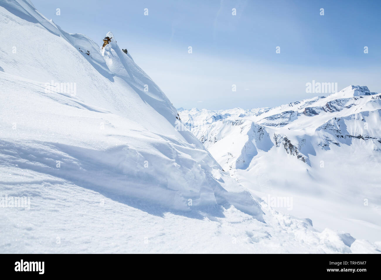 Asulkan Pass unter Youngs Peak Headwall. Schnee und Rauhreif Eis im Vordergrund. Stockfoto